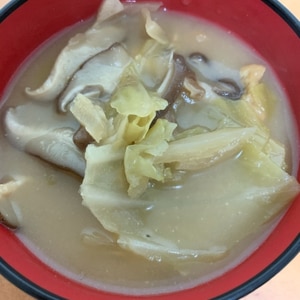 干し椎茸キャベツ油揚げのお味噌汁